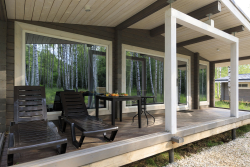 Шезлонги на общей территории — фото 2