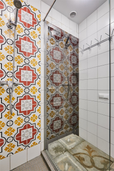 Средний коттедж с четырьмя спальнями и камином — фото 18
