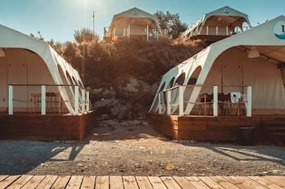 Глэмпинг кабардинка. Scala Glamping Геленджик. Скала глэмпинг Кабардинка. Кемпинг скала Кабардинка.