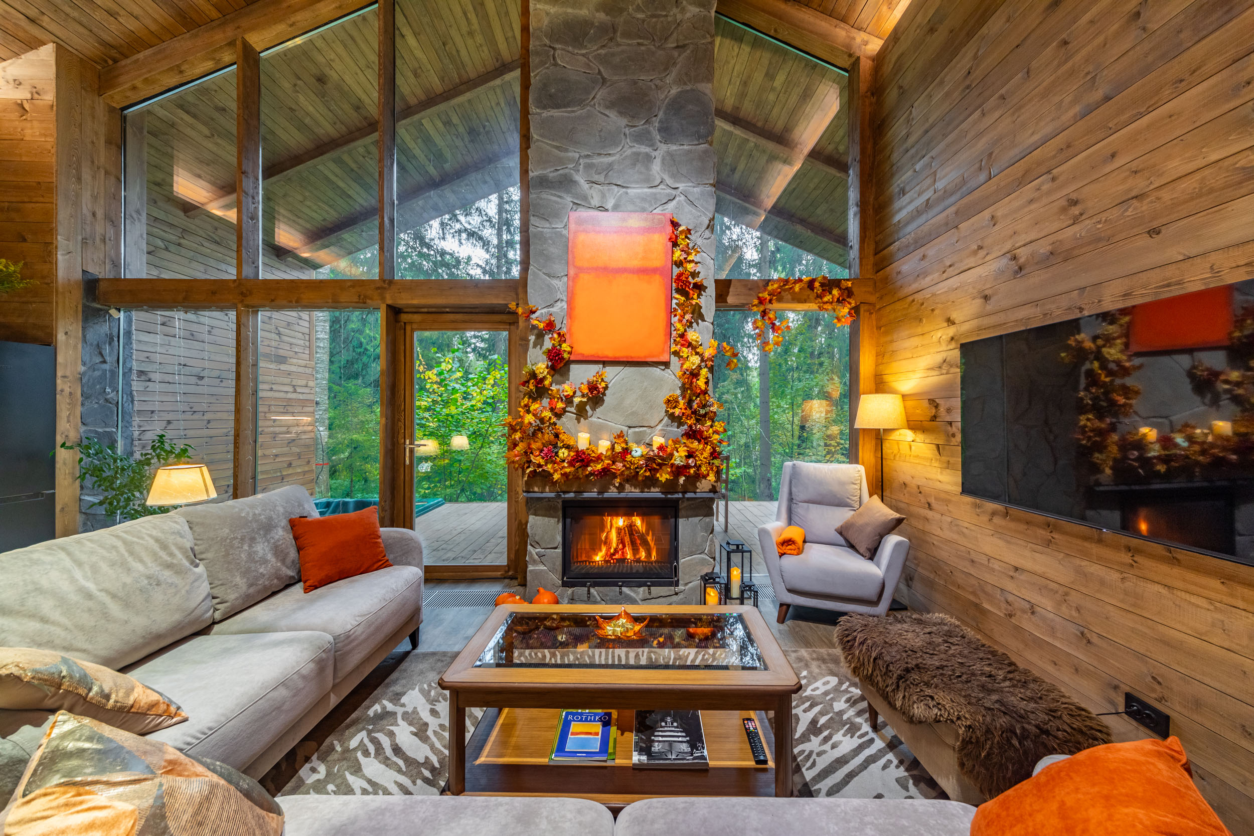 Шале с камином и джакузи в лесу 