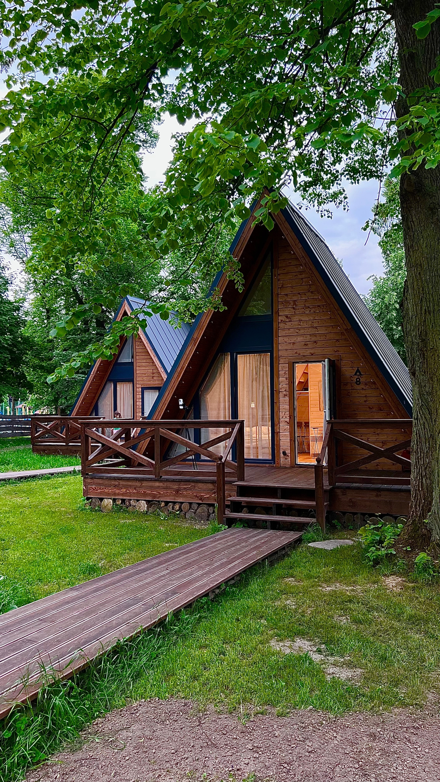 Шалаш-Глэмпинг с бассейном и рестораном на территории.